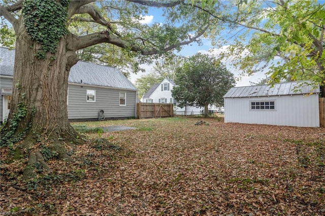 view of yard featuring a shed