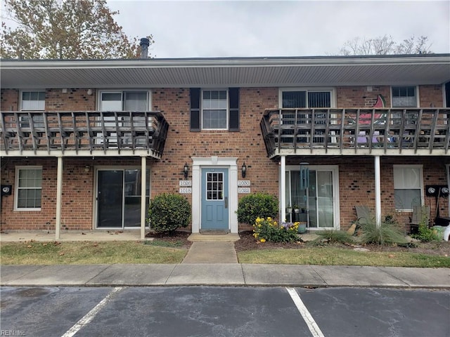 view of front of property featuring a balcony