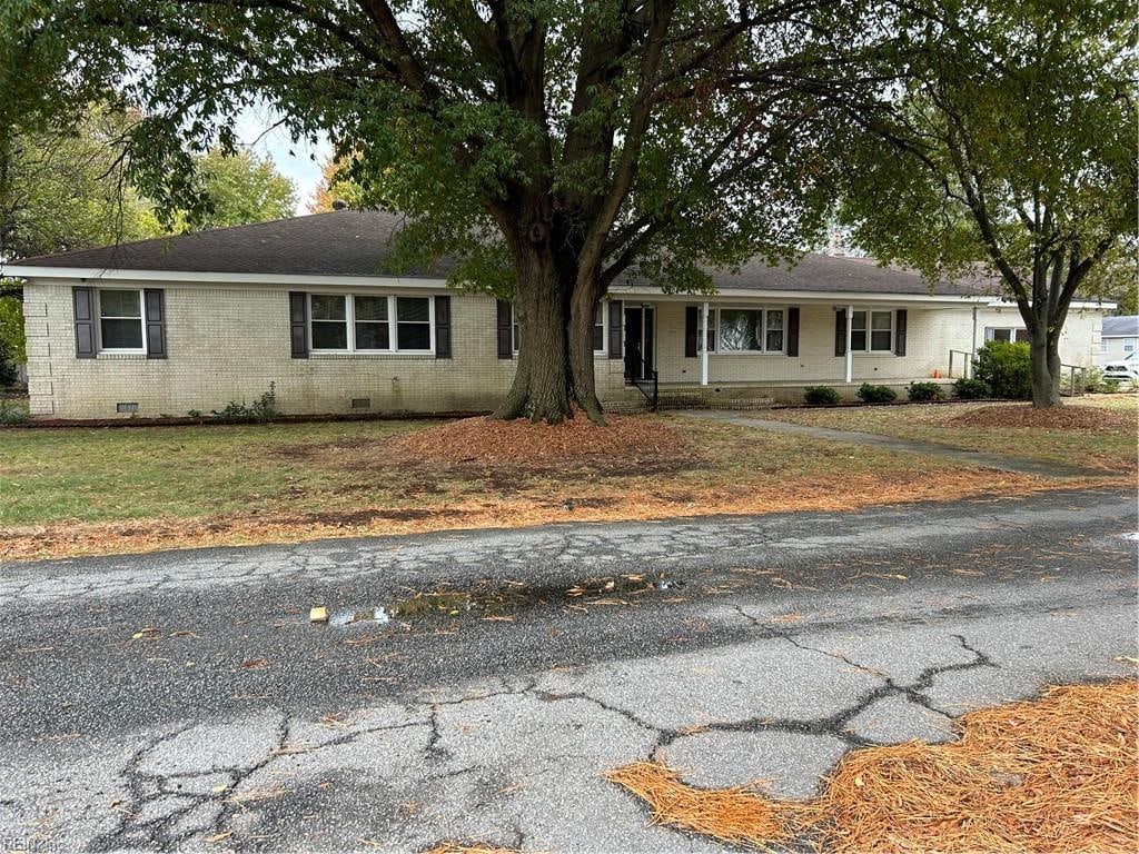 single story home with covered porch