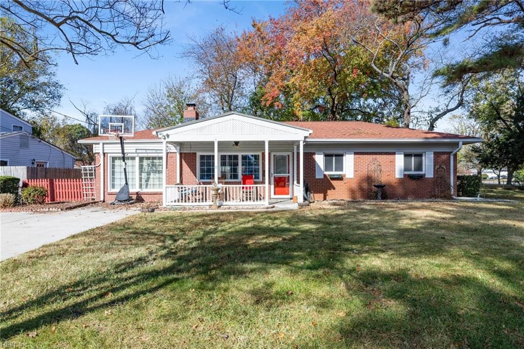 view of front of home featuring covered porch and a front lawn