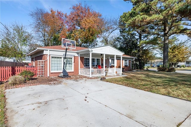 view of front facade featuring a porch and a front lawn