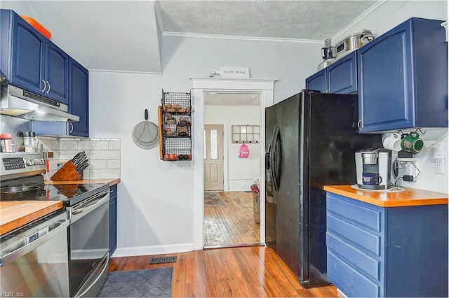 kitchen with crown molding, blue cabinets, stainless steel appliances, and light hardwood / wood-style flooring