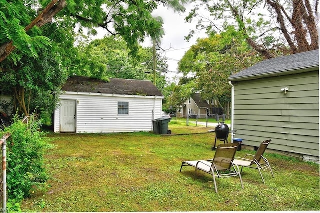 view of yard with an outdoor structure