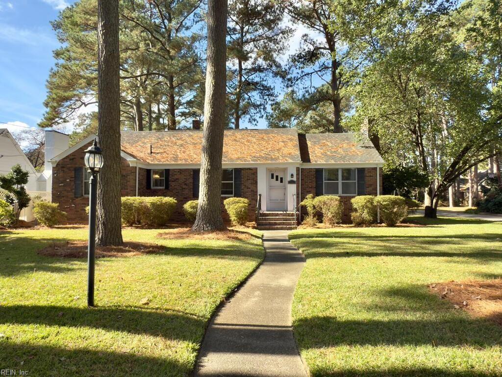 single story home with a front yard