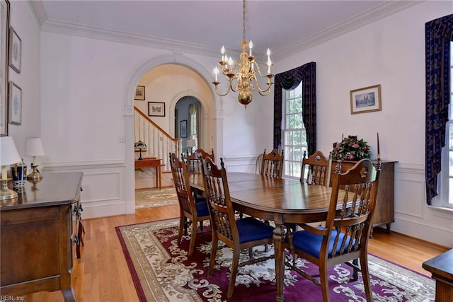 dining room featuring a chandelier, light hardwood / wood-style floors, and ornamental molding