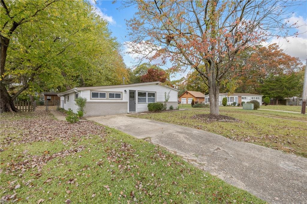 ranch-style house featuring a front yard