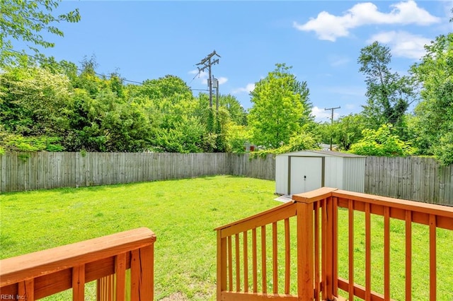 view of yard featuring a storage shed