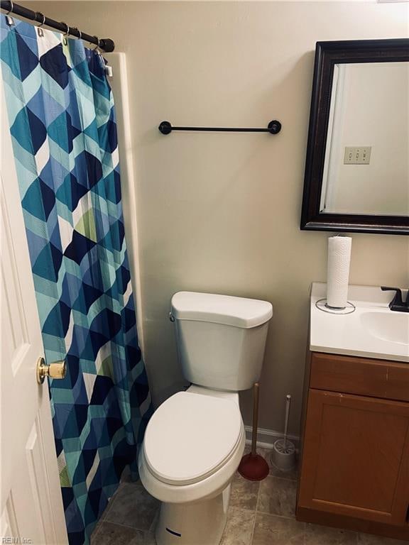 bathroom with a shower with curtain, vanity, and toilet