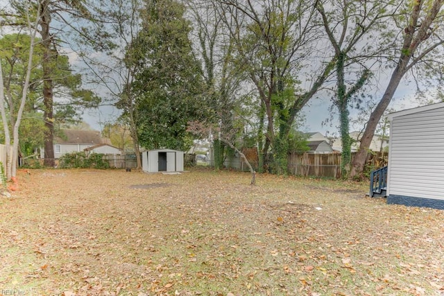 view of yard featuring a shed