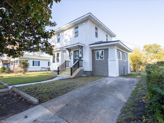 view of front of property featuring a front lawn