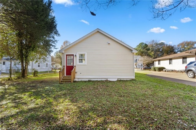 view of side of property featuring a lawn