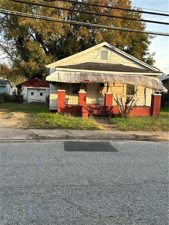 view of front of property featuring a porch