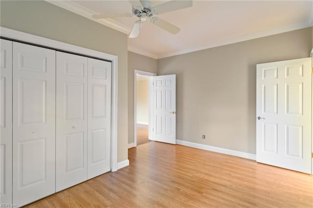 unfurnished bedroom featuring ceiling fan, a closet, light hardwood / wood-style floors, and ornamental molding