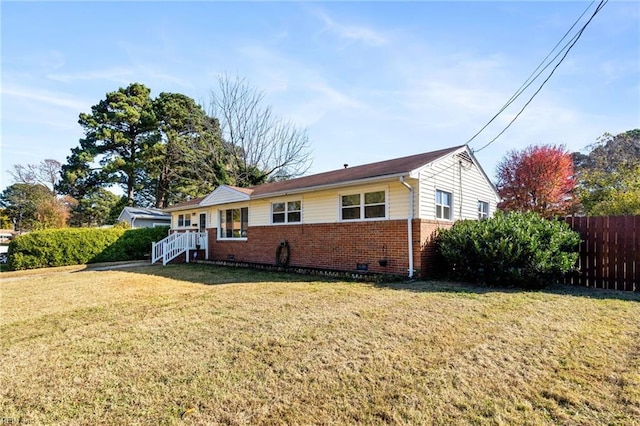 view of front of property featuring a front lawn