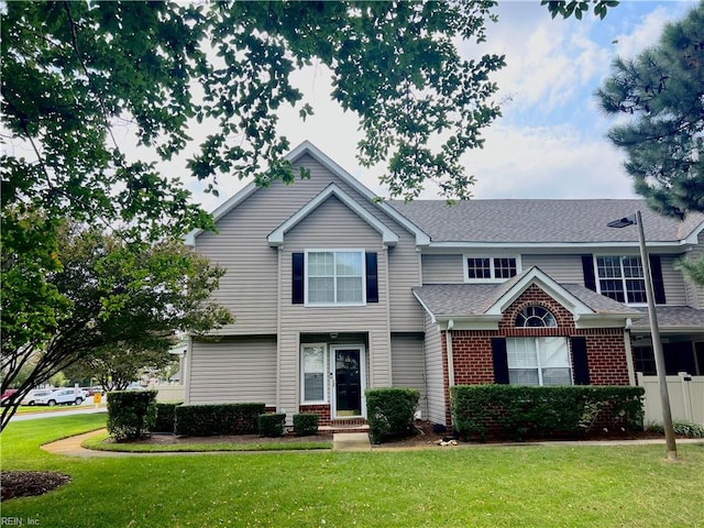 view of front of property featuring a front lawn