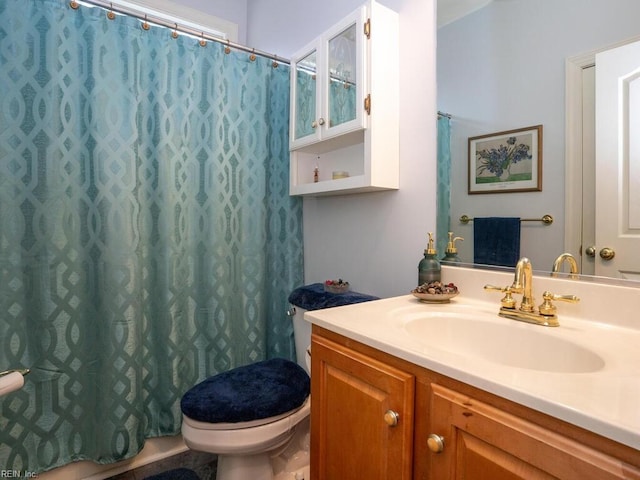 bathroom with a shower with shower curtain, vanity, and toilet