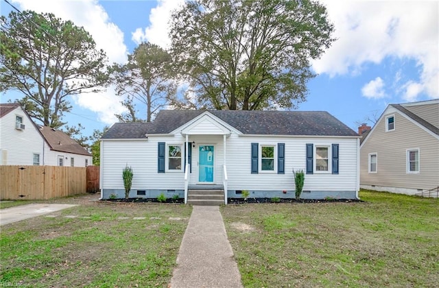 bungalow featuring a front lawn