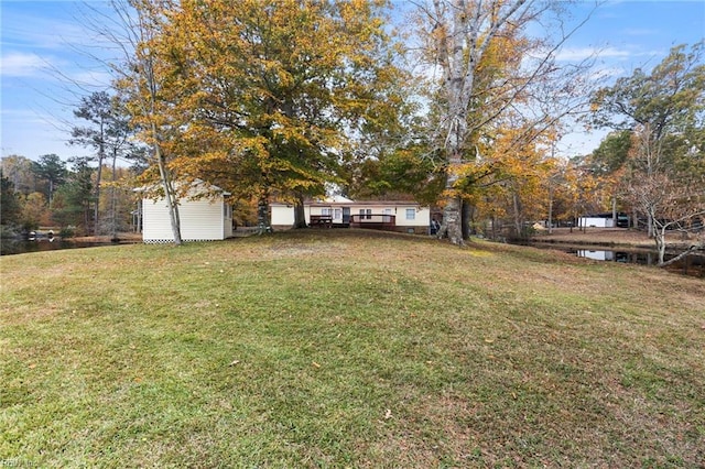 view of yard featuring a storage shed