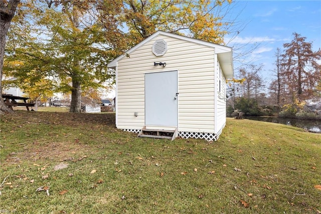 view of outdoor structure with a yard