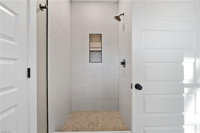 bathroom featuring tiled shower