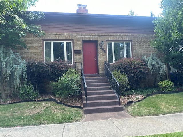 view of front of property with a front yard