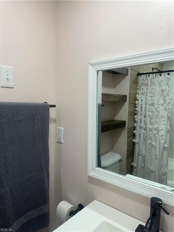 bathroom featuring a shower with curtain