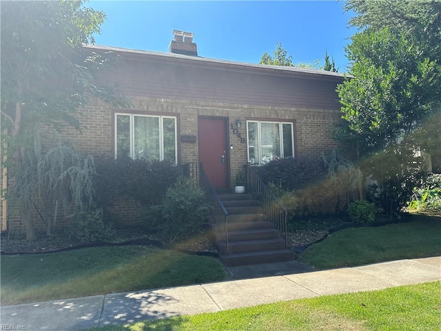 view of front of house with a front yard