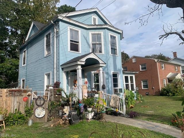 view of front of house with a front yard