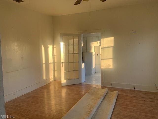 unfurnished room with wood-type flooring and ceiling fan