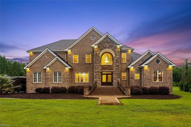 view of front of house featuring a lawn