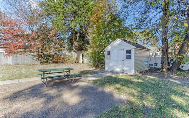 view of yard with a storage unit