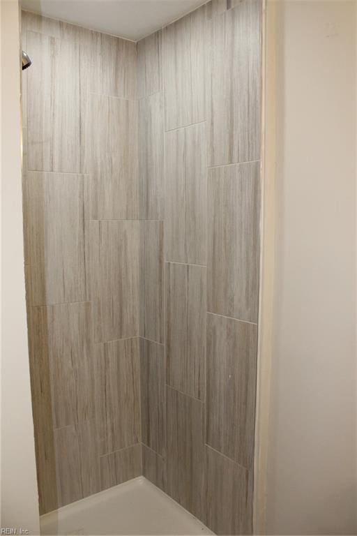 bathroom featuring tiled shower