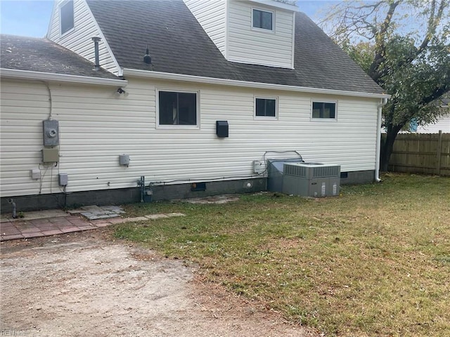 back of house featuring a yard