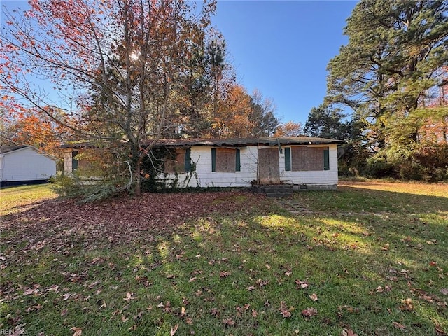 single story home with a front yard