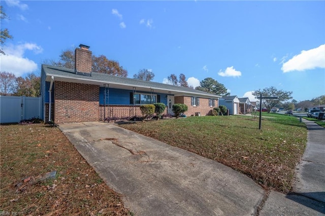 single story home with a front lawn