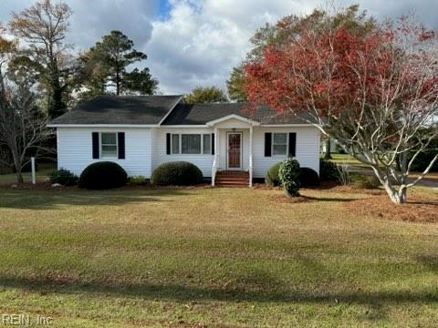 single story home with a front yard