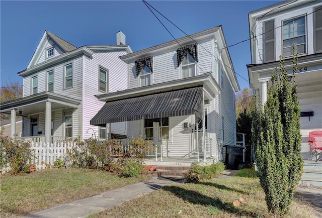 view of front of property featuring a porch and a front yard