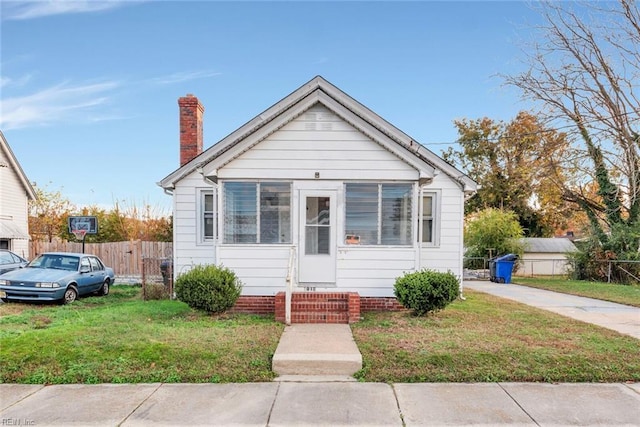 bungalow featuring a front lawn