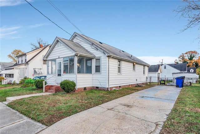 view of front facade with a front yard