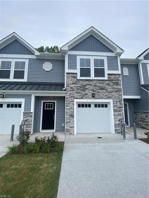 view of front of property featuring a garage and a front lawn