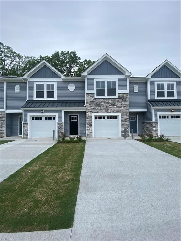 view of front of property featuring a front yard and a garage