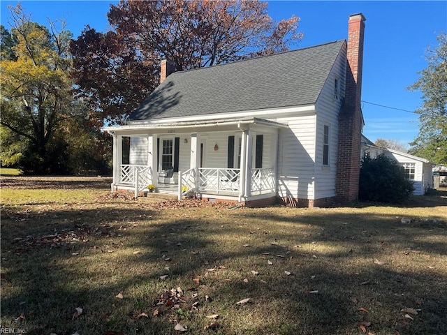 view of front facade featuring a front yard