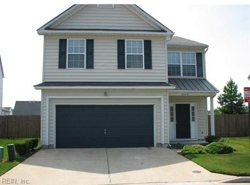 view of front property featuring a garage