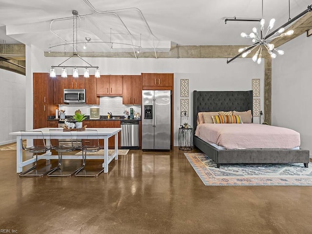 kitchen with sink, decorative light fixtures, tasteful backsplash, a notable chandelier, and stainless steel appliances