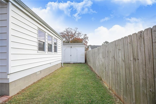 view of yard with a shed