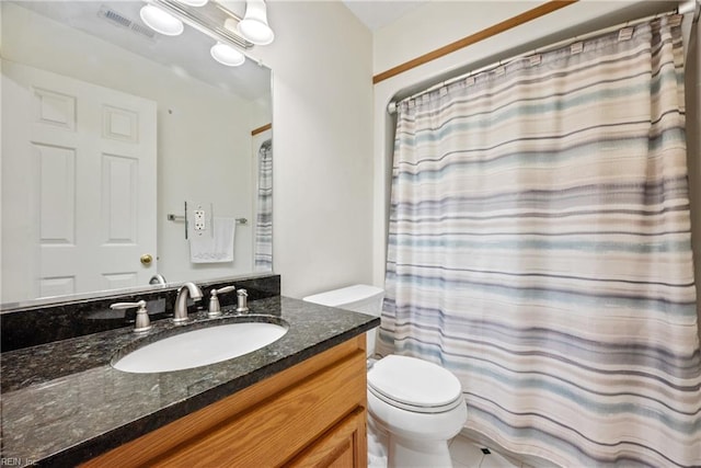 bathroom featuring a shower with curtain, vanity, and toilet