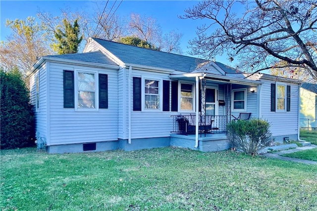 view of front of home with covered porch and a front lawn