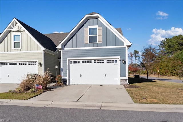 craftsman inspired home featuring a front yard