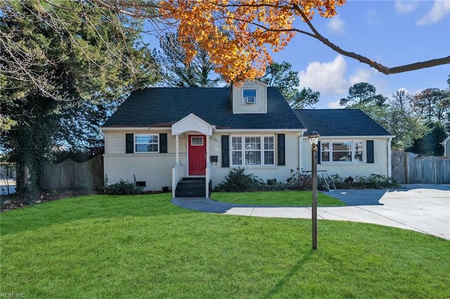 view of front of home featuring a front lawn