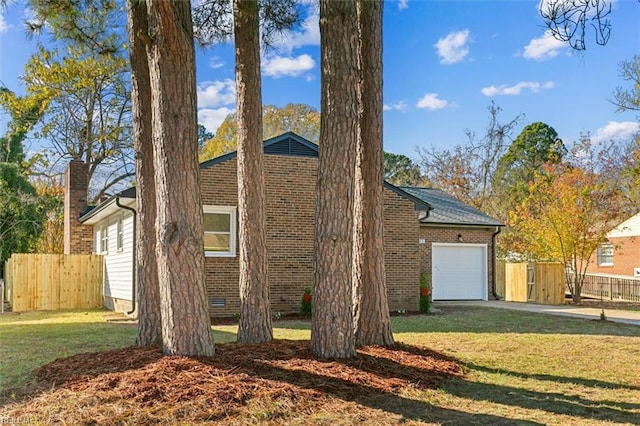 view of front of home featuring a front yard and a garage